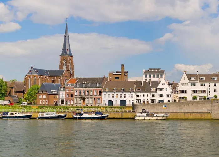 In Limburg With Outdoor Fireplace Bemelen